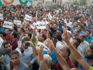 دومین تجمع در برازجان؛ صدها تن به قطعی و جیره‌بندی آب اعتراض کردند