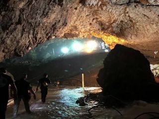 پایان عملیات نجات ۱۳ محبوس در غار؛ نوجوانان تایلندی میهمان ویژه فینال جام‌جهانی شدند