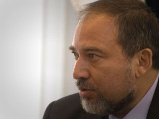 وزیر دفاع اسرائیل: با حضور ایران در هر کجای سوریه مقابله می‌کنیم