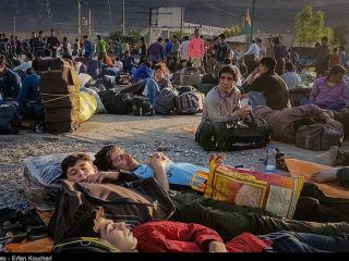 افغانستانی‌ها برای ترک ایران صف کشیدند