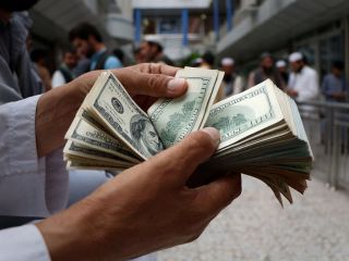 نان در برابر دلار؛ قاچاق دلار از افغانستان در ازاء مواد غذایی ارزان ایرانی