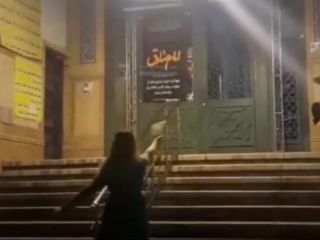 بازداشت زنی که در برابر مسجد رقصید