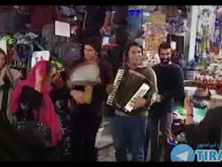 رقص دو بانوی تبریزی در بازار با هنرمندی دو نوازنده خیابانی