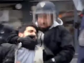 دستیار رئیس جمهوری فرانسه برای کتک‌زدن معترضان 'برکنار می‌شود' + ویدیو