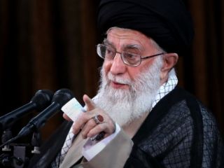 آیت‌الله خامنه‌ای در حضور سفرای ایران از طرح روحانی برای بستن تنگه هرمز تمجید کرد