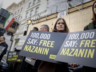 «به نازنین زاغری گفته‌اند تا بریتانیا بدهی‌اش را نپردازد او آزاد نخواهد شد»