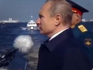 پوتین با قایق به شرکت کنندگان رژه سن پترزبورگ سلام کرد+ ویدیو