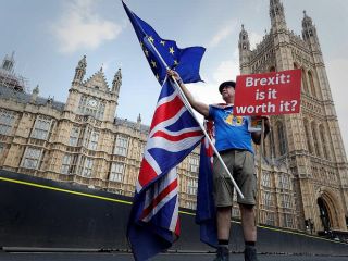 برکسیت؛ نصف واجدین شرایط رای در بریتانیا موافق برگزاری دوباره همه‌پرسی هستند