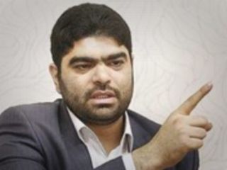 قطع برنامه زنده رادیویی به‌دلیل انتقاد از «برندپوشی» عروس سفیر