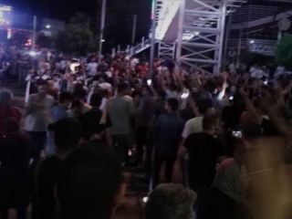 گزارش «دیلی میل» از حمله به معترضان در ایران و شعار مرگ بر خامنه‌ای توسط مردم