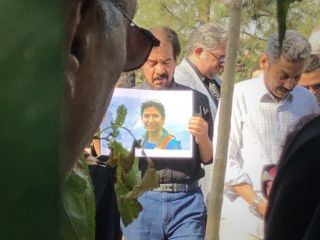 مراسم خاکسپاری دختر عبدالفتاح سلطانی با شعارهای مردم همراه شد