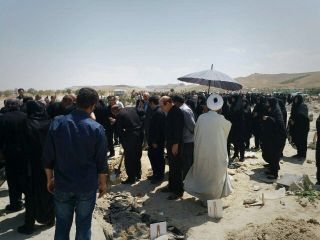 عکس روز : همه زیر آفتاب سوزان، آخوند زیر چتر!