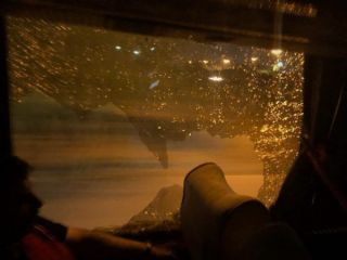 در اهواز، شیشه اتوبوس پرسپولیس را با سنگ شکستند