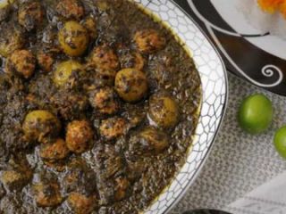 آشنایی با روش تهیه‌ی خورشت گوجه سبز