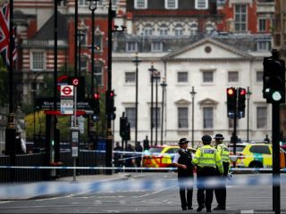 برخورد خودرویی با موانع امنیتی بیرون پارلمان بریتانیا؛ راننده بازداشت شد