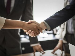 حمایت دادگاه سوئد از زن مسلمانی که حاضر به دست دادن با کارفرمایان نشد