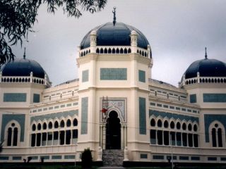 واکنش‌ها به محکومیت زنی که به دلیل شکایت از صدای اذان زندانی شد