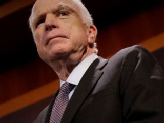 جان مک‌کین درمان سرطانش را متوقف کرد