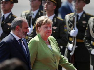 مرکل در ایروان: کشتار ارمنی‌ها نباید فراموش شود