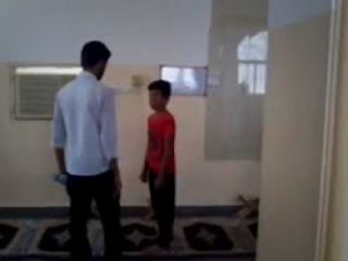 رفتار بسیجی روانی با بچه های مکتب خانه خاتم الانبیا روستاى دهنگ/ بستک/هرمزگان