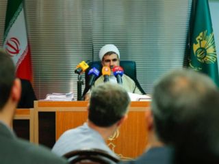 دادگاه اسفندیار رحیم مشایی برگزار شد؛ مشایی پیراهنش را درآورد