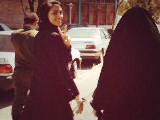 رویا صغیری با لبخند و نشان دادن علامت پیروزی به زندان رفت