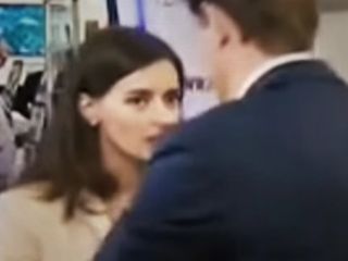 خبرنگار زن روس در حضور وزیر تجارت و صنایع این کشور از هوش رفت - ویدیو