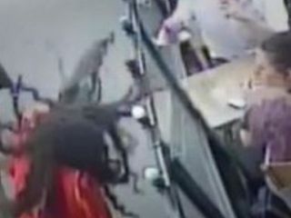 پاریس؛ بازداشت مردی که ویدئوی آزار خیابانی‌اش جنجالی شد