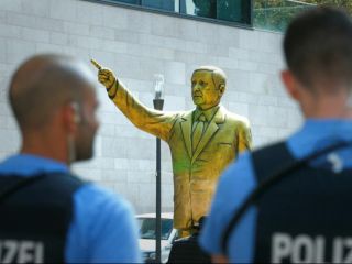 مجسمه اردوغان در آلمان به پایین کشیده شد