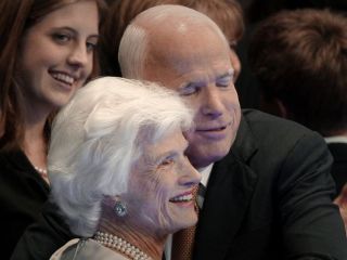 مادر ۱۰۶ ساله جان مک‌کین در مراسم یادبود پسرش در واشنگتن شرکت می کند