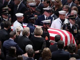 مراسم یادبود مک‌کین صحنه نمایش همبستگی فراحزبی علیه سیاست‌های ترامپ