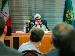 قاضی دادگاه به مشایی: ارتباط خود با جاسوسان انگلیس را توضیح دهید