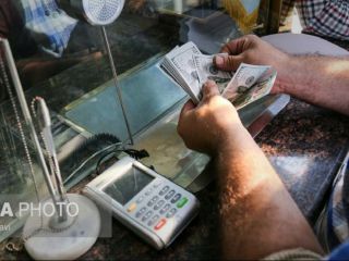 قیمت دلار در بازار آزاد ایران مرز ۱۲ هزار تومان را رد کرد