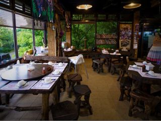 اندونزی؛ زنان و مردان بدون نسبت خانوادگی از غذا خوردن در رستوران‌های آچه با هم منع شدند