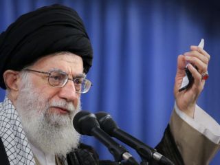 خامنه‌ای: با جنگ رسانه‌ای مواجهیم؛ پشت دولت را خالی نکنید