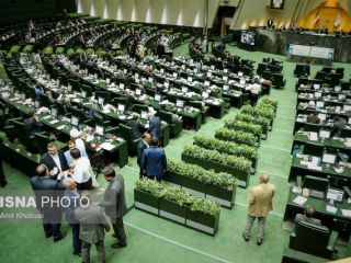 حمله کیهان به نماینده منتقد مجلس: اگر موشک‌ها نبودند تو را به عنوان برده به شیوه عرب می‌فروختند