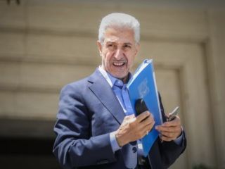 دانشجویان ستاره‌دار؛ وزیر علوم ایران مشکل را 'تکمیل پرونده' در سازمان سنجش دانست