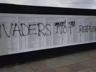 تخریب اثر یادبود پناهجویان در لیورپول با نوشتن کلمه 'مهاجمان'