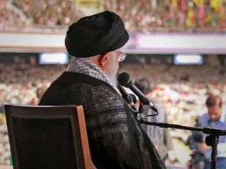 خامنه‌ای در استادیوم آزادی: فشار اقتصادی داریم، اما بن‌بست نداریم؛ این‌ها رجزخوانی نیست