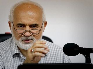 احمد توکلی: قدرت در اختیار عده‌ای بی‌سواد و پررو است
