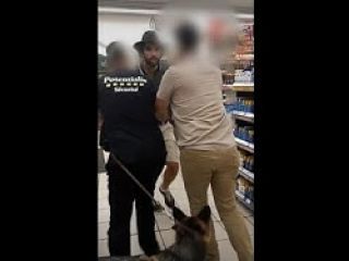 بیرون انداختن مرد کم‌بینا از یک فروشگاه به دلیل همراه داشتن سگ راهنما - ویدیو