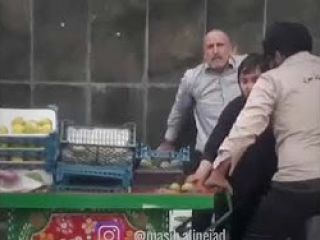 جلوی بازار بزرگ تهران ماموران شهرداری وحشیانه به دستفروش حمله کردند