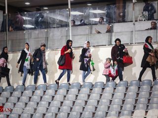 انتقاد از دادستان: اگر لباس فوتبالیست‌ها موجب گناه است، درباره لباس احرام چه می‌گویید؟