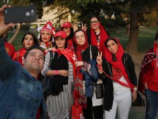 زنان از پشت در بسته «آزادی» صعود پرسپولیس را به فینال لیگ قهرمانان جشن گرفتند