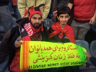 تصویری از دو دختری که فینال آسیا را با قیافه پسرانه دیدند