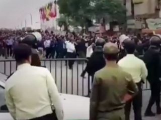 سیل کارگران معترض فولاد اهواز درمقابل صفوف پلیس ضد شورش برای ورود به خیابان نادری اهواز؛ امروز ۳ آذرماه