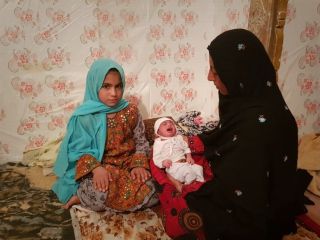 فرار شبانه نازپری و دختر ۱۰ ساله اش ؛ شوهرش میخواست دخترشان را به عقد پیرمرد ۷۰ ساله در بیاورد