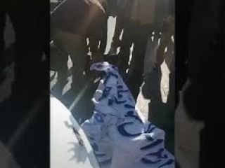 بستن خیابان روبروی استانداری شیراز  توسط کارگران کفن پوش مخابرات راه دور شیراز