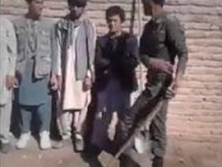 ضرب‌و شتم مهاجران افغان در ایران توسط یک سرباز - ویدیو