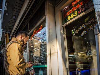 قیمت دلار پس از سخنان حسن روحانی در مجلس بالا رفت